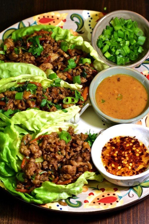 鸡肉生菜包裹在吉普赛板花生酱,大蒜辣椒酱和葱
