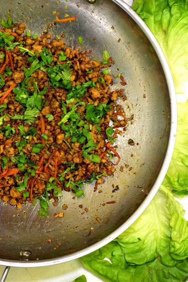 锅肉混合的鸡肉生菜包裹