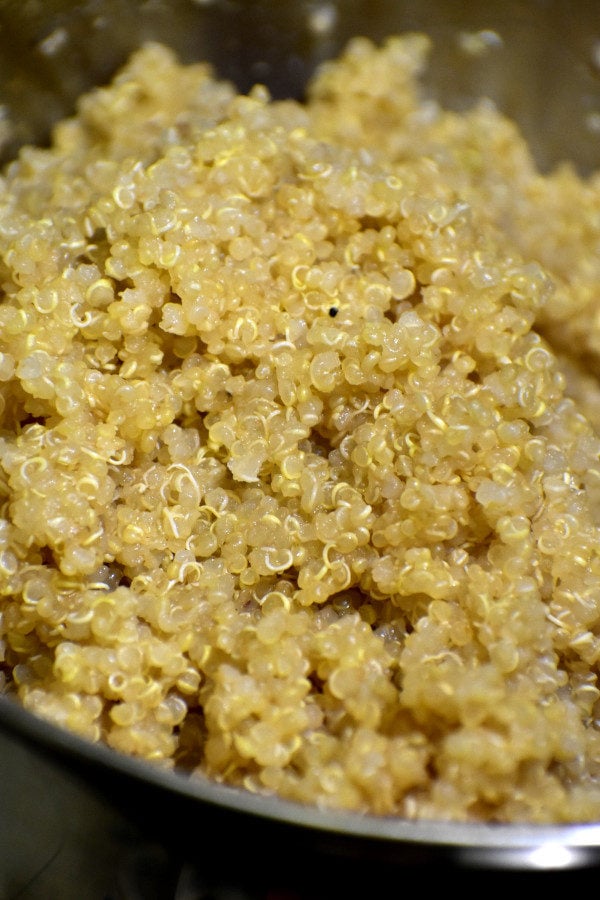 特写镜头的煮熟的藜麦