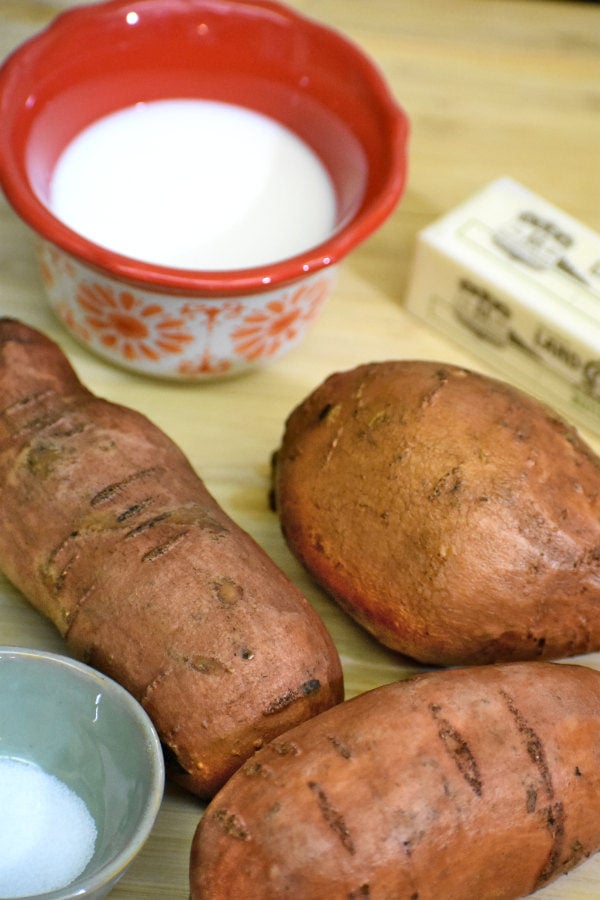 三个红薯,黄油,盐和一碗牛奶竹菜板