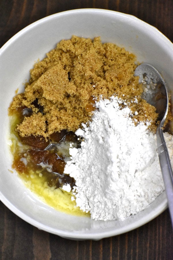 红糖和面粉加入融化的黄油在一个白色的碗