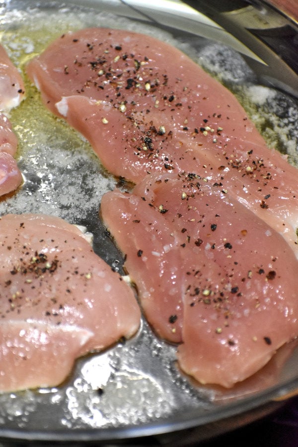 生蝴蝶鸡胸肉就添加到锅融化黄油
