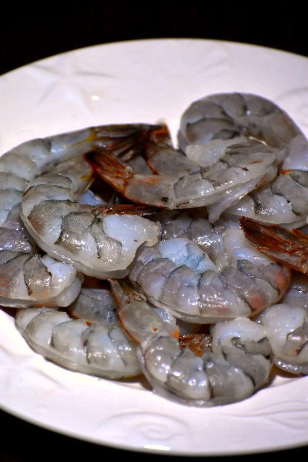 生虾在盘子里